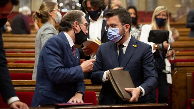 El presidente de la Generalitat, Pere Aragonès (d) y el conseller de Economía y Hacienda, Jaume Giró, en el Parlament / EP