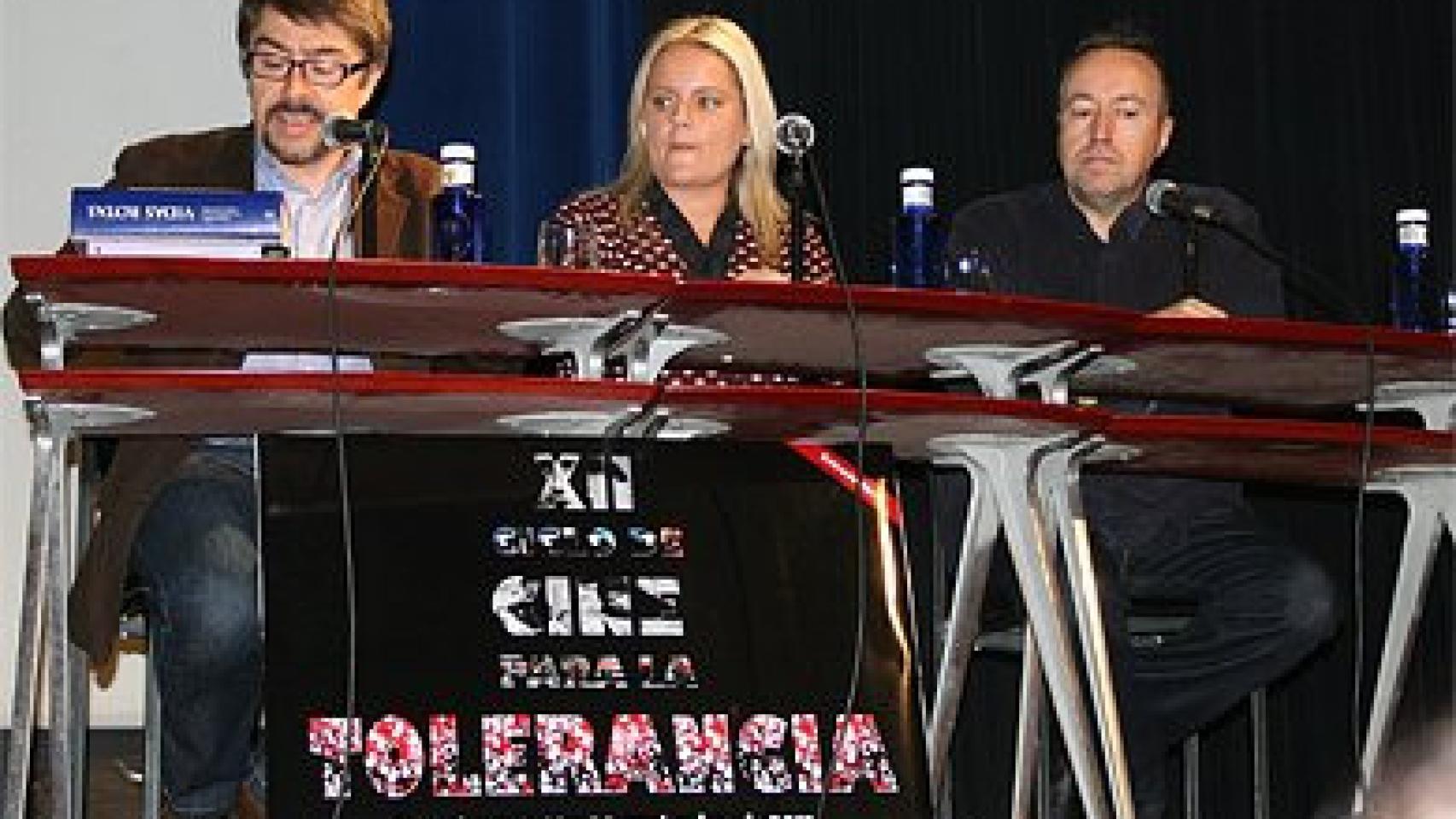 López-Dóriga, Blanco y Girauta, durante la conferencia en Barcelona