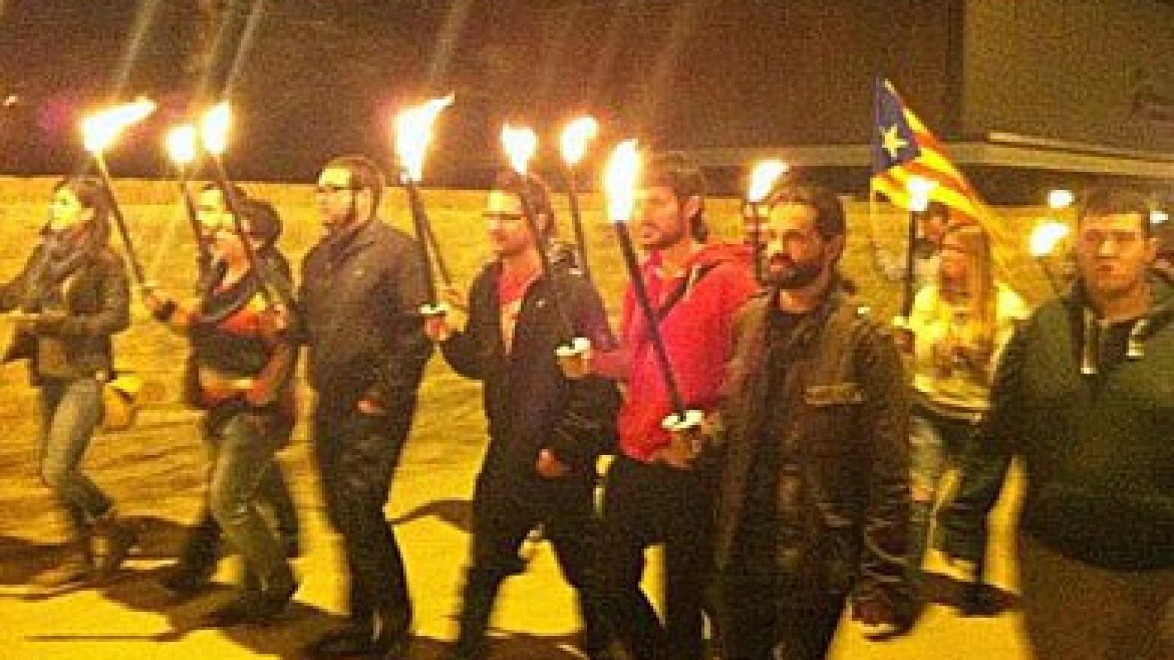 Miembros de las juventudes de ERC encabezan la marcha de antorchas de este martes en homenaje a Companys