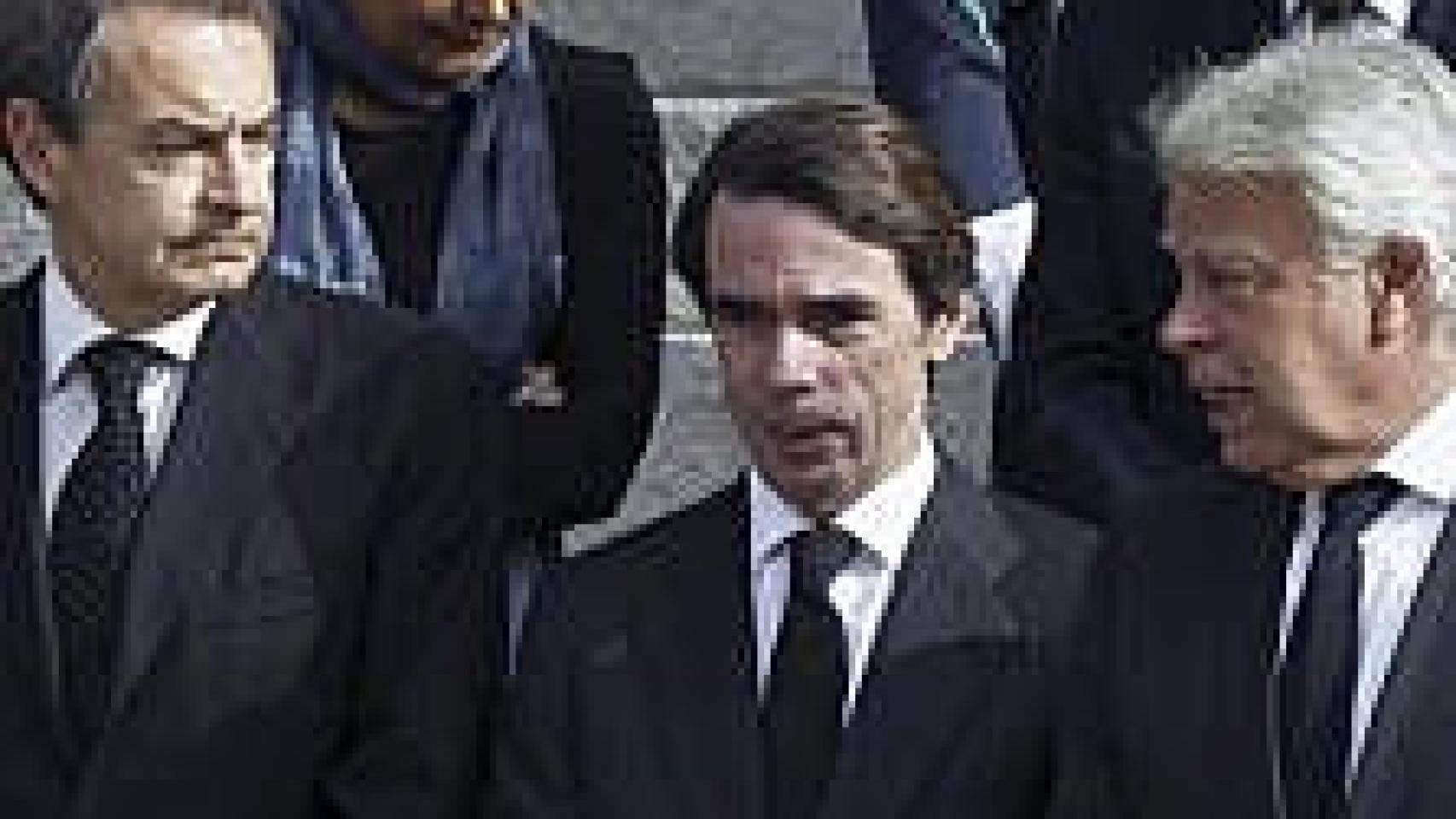 Los tres últimos ex presidentes del Gobierno, Felipe González (derecha), José María Aznar (centro) y José Luís Rodríguez Zapatero (izquierda), juntos en el homenaje al primer presidente de la democracia, Adolfo Suárez