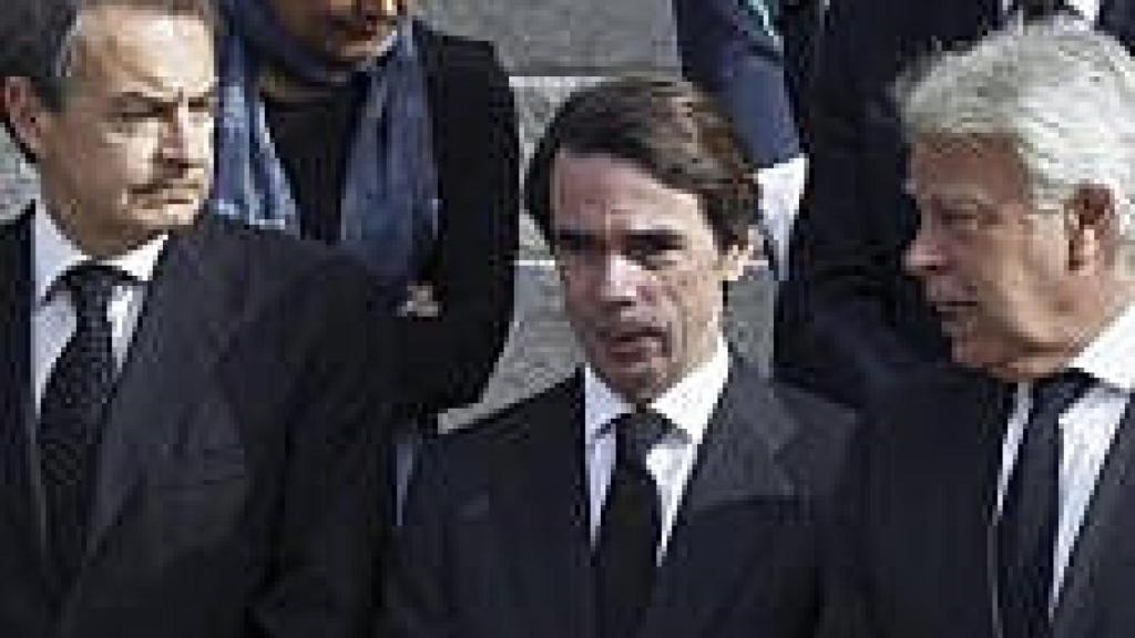 Los tres últimos ex presidentes del Gobierno, Felipe González (derecha), José María Aznar (centro) y José Luís Rodríguez Zapatero (izquierda), juntos en el homenaje al primer presidente de la democracia, Adolfo Suárez