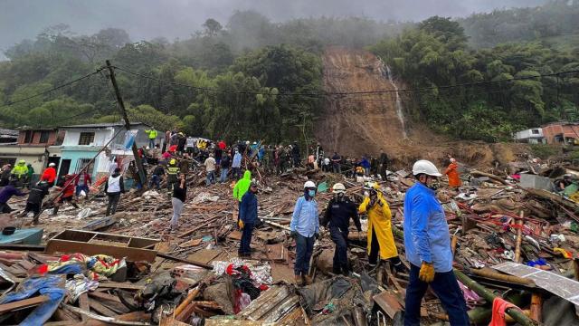 Autoridades y miembros de cuerpos de rescate trabajan en una zona afectada por un deslizamiento de tierra en Pereira (Colombia) / Santiago Gaviria (EFE)
