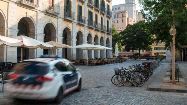 Vehículo de los Mossos d'Esquadra en Girona, donde se encuentra la agencia que habría estafado a una decena de personas / EUROPA PRESS