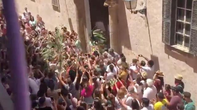 Centenares de jóvenes disfrutan de una fiesta en Menorca / EFE