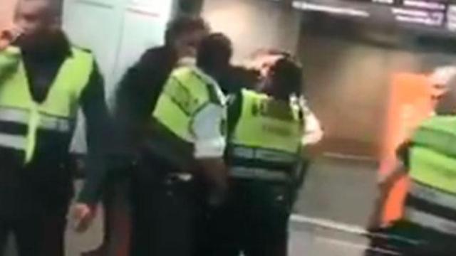 Vigilantes de seguridad golpean a un joven extranjero en la estación de plaza Catalunya / ES RACISMO