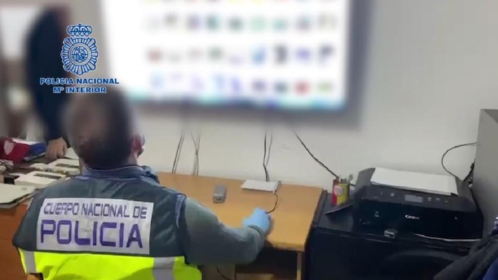 Un investigador revisa archivos de pornografía infantil