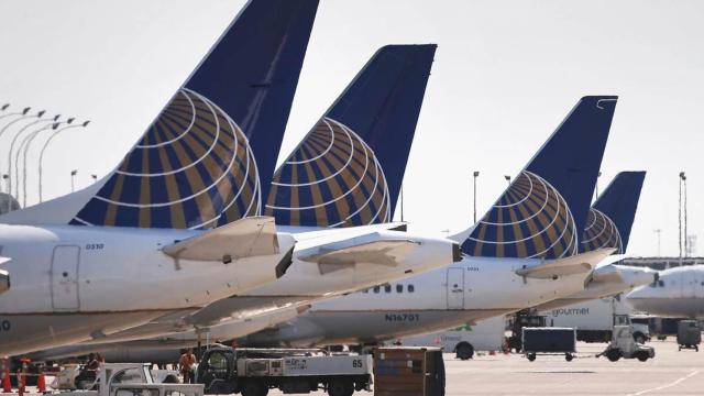 Varios aviones de la compañía United Airlines repostan en un aeropuerto