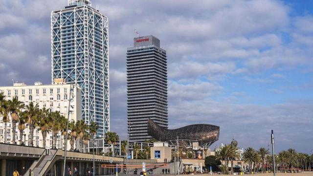 El Hotel Arts (i), junto a la Torre Mapfre en el frente marítimo de Barcelona / CG