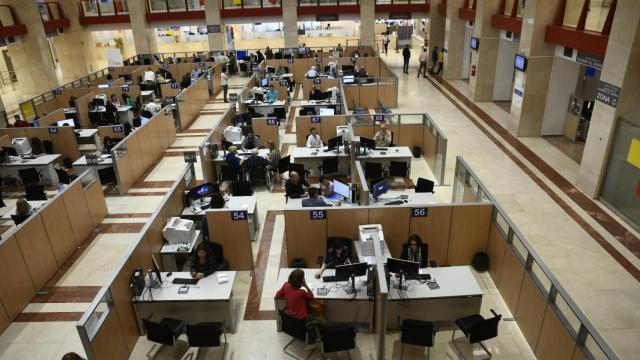 Funcionarios trabajan con motivo de la Campaña de Renta /EP