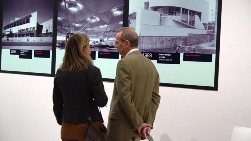 Imagen general de la exposición y público