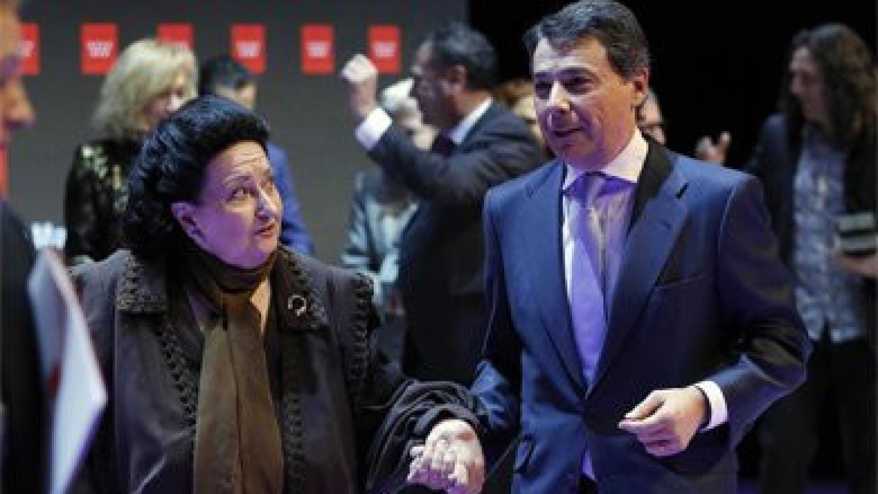 La soprano Montserrat Caballé y el presidente de la Comunidad de Madrid, Ignacio González, este lunes, en la entrega de los premios
