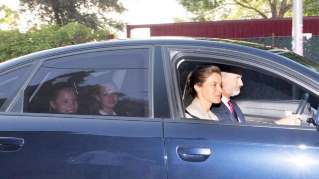 Los reyes acompañan a sus hijas en su primer día de colegio