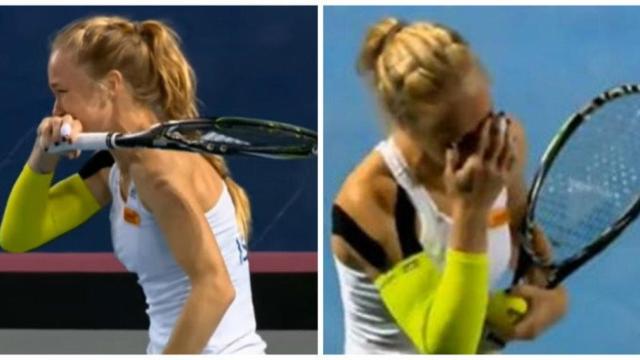 La tenista Julia Glushko tiene un ataque de risa por un error de su rival durante un partido / CG
