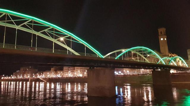 Puente de Tortosa iluminado de verde con motivo de San Patricio / TURISMO DE IRLANDA