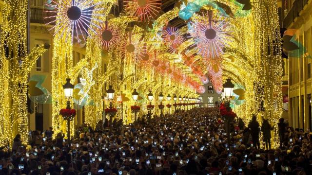Multitud de personas cerca del alumbrado de Navidad / EFE