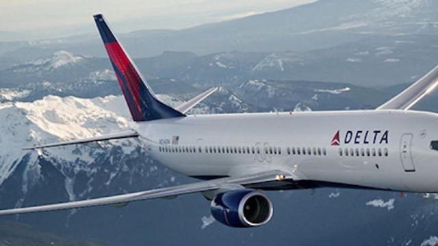 Una foto de archivo de un avión de la compañía Delta multa manzana