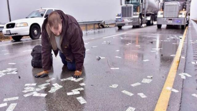 Una foto del accidente que dejó miles de dólares esparcidos por la autopista / News Gazette