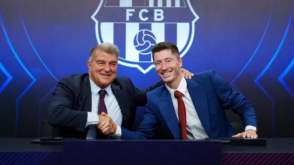 Joan Laporta i Robert Lewandowski, feliços, després de signar els contractes en la presentació del polonès amb el Barça / FCB