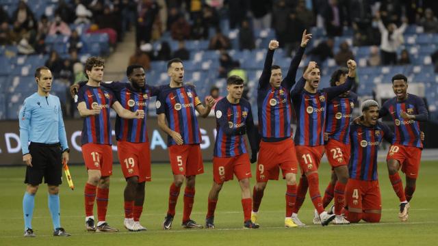 Los jugadores del Barça celebran la victoria sobre el Betis y esperan el clásico ante el Madrid / EFE