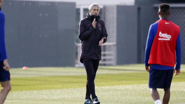 Quique Setién dirigiendo un entrenamiento del Barça / FC Barcelona