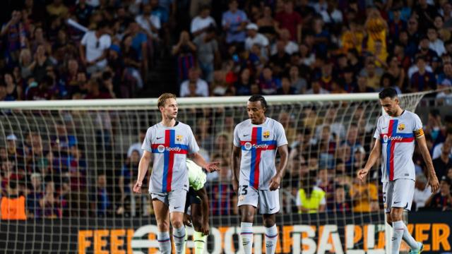 Sergio Busquets, Kounde, Frenkie de Jong, contra el Manchester City / LUIS MIGUEL AÑÓN (CULEMANIA)