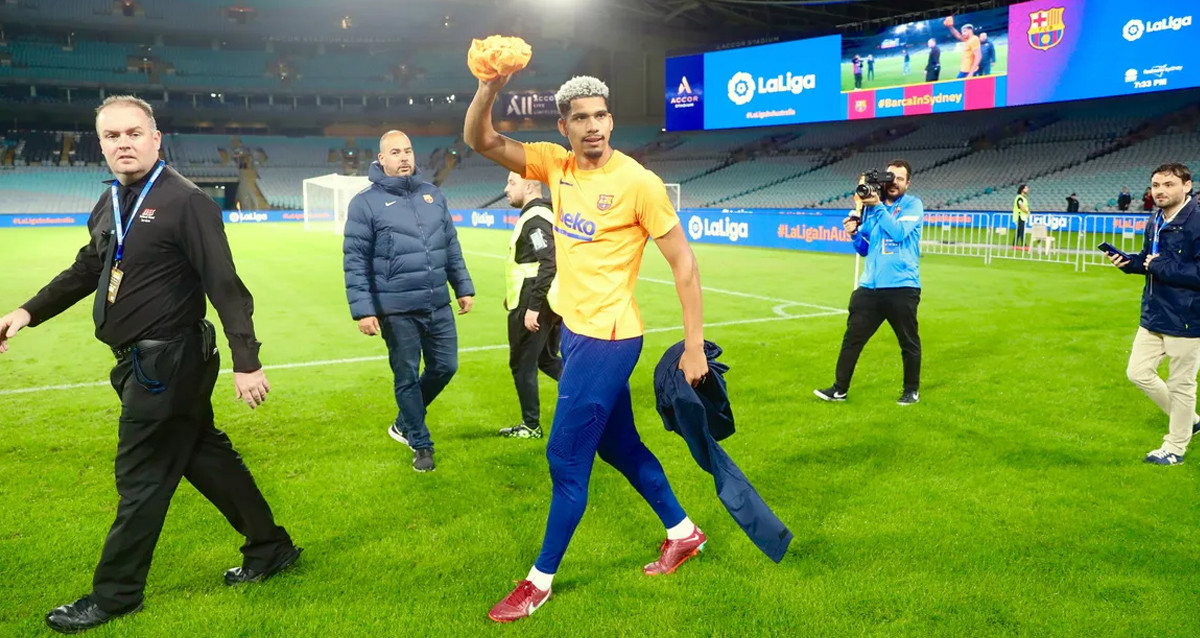 Ronald Araujo, saludando a la afición del Barça presente en Australia / FCB