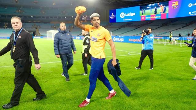 Ronald Araujo, saludando a la afición del Barça presente en Australia / FCB