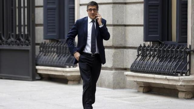 Patxi Lopez en el patio del Congreso