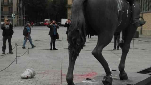 Una imitación de la cabeza de la estatua de Franco por los suelos y con los labios pintados el jueves por la tarde / CG