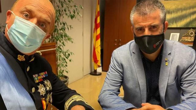 Toni Albà, junto al alcalde Jordi Viñas (ERC) en el Ayuntamiento de Salt / @ViladeSalt (TWITTER)