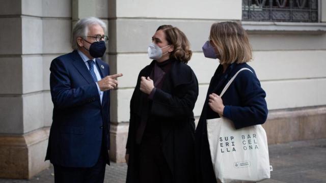 Josep Sánchez Llibre, Ada Colau y Janet Sanz antes de su encuentro en la sede de Foment del Treball / EP