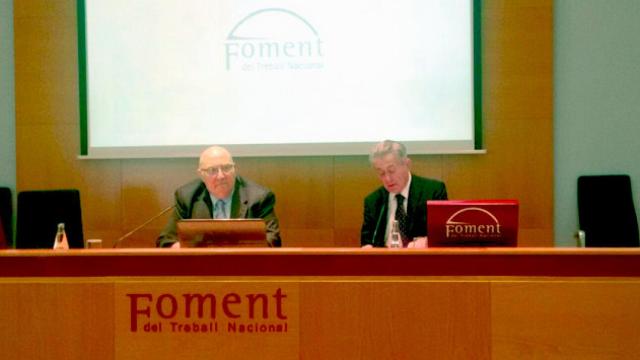 El director de Economía de Foment del Treball, Salvador Guillermo (i) y el Valentí Pich, presidente de la Comisión de Economía y Fiscalidad (d), en la presentación del informe de la coyuntura económica del primer trimestre de 2017 / CG
