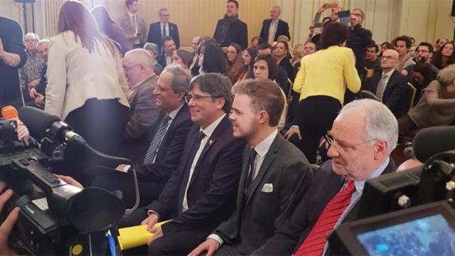 Quim Torra, Carles Puigdemont y el anfritrión de su conferencia en Bruselas Ralph Packet, eurodiputado de la Alianza Neo-Flamenca, N-VA / CG