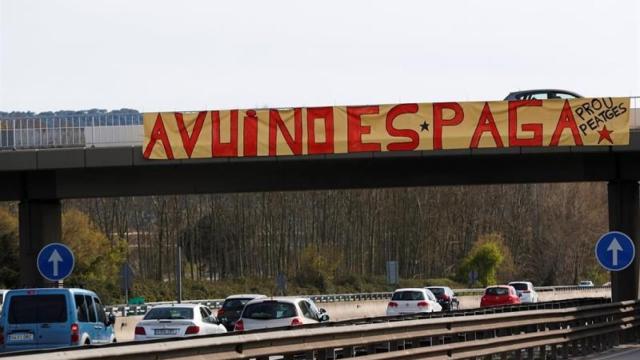 Los activistas de los CDR colocaron ayer esta pancarta antes del peaje de La Roca / EFE