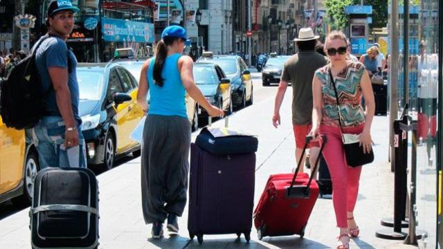 Turistas en las calles de Barcelona, ciudad que recibió más de 14 millones de visitantes en 2016 / CG