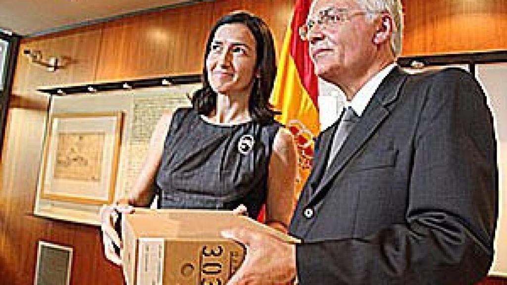La entonces ministra de Cultura, Ángeles González-Sinde, y el todavía consejero de Cultura de la Generalidad, Ferran Mascarell, durante un acto de entrega de documentación de los conocidos como 'papeles de Salamanca', en julio de 2011