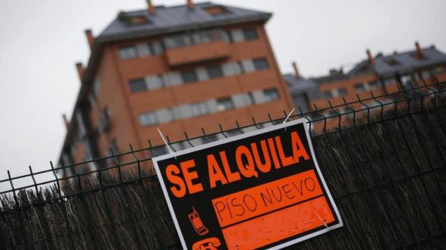 Un cartel de alquiler en un bloque de viviendas / EP