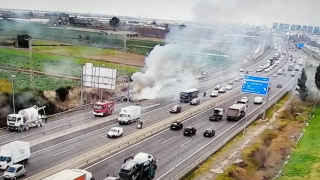 Columna de humo provocada por el vehículo incendiado en la C-32 a la altura de Sant Boi de Llobregat (Barcelona) / TRÀNSIT