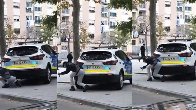 Tres imágenes del ataque al coche patrulla con un cuchillo en Mataró / CG