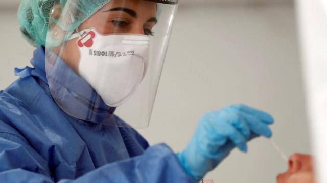 Una enfermera realiza una prueba a una sanitaria en Bilbao / EFE