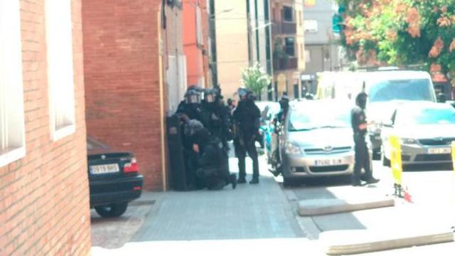 Los Tedax de los Mossos d'Esquadra, en Cornellà de Llobregat (Barcelona) / CG