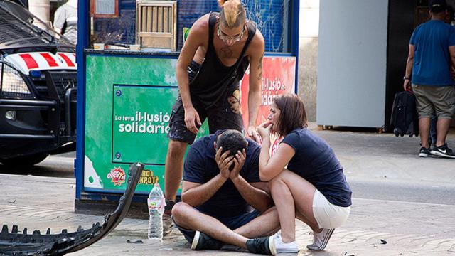 Unos jóvenes desesperados junto al lugar del ataque yihadista contra Barcelona / EFE