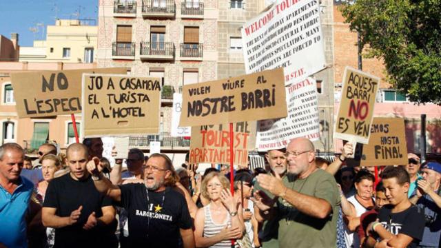 Un grupo de vecinos protesta contra los pisos turísticos en la Barceloneta / CG