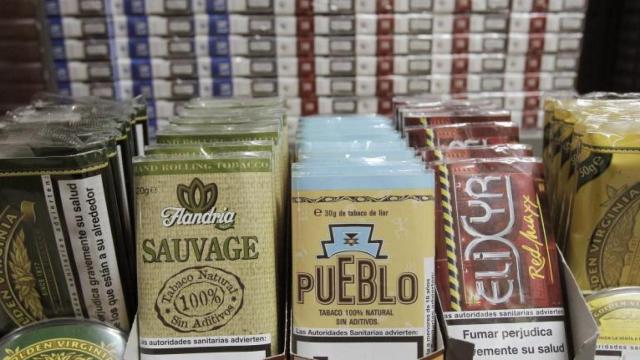 Varias bolsas de tabaco para liar en un estanco / EFE