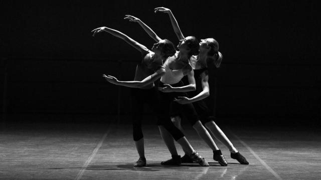 Tres mujeres practicando danza / PIXABAY