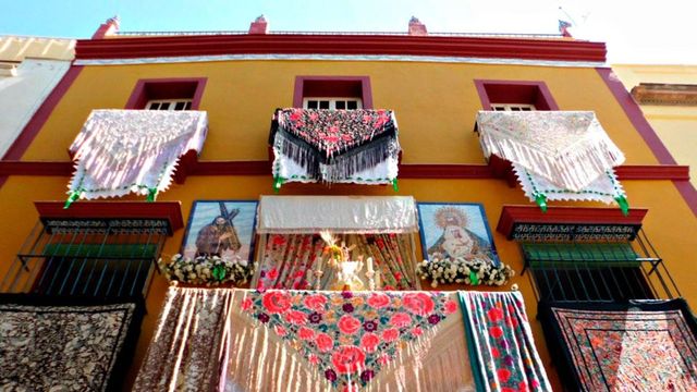 Los balcones de Sevilla lucen los adornos de Semana Santa en Sevilla /EP