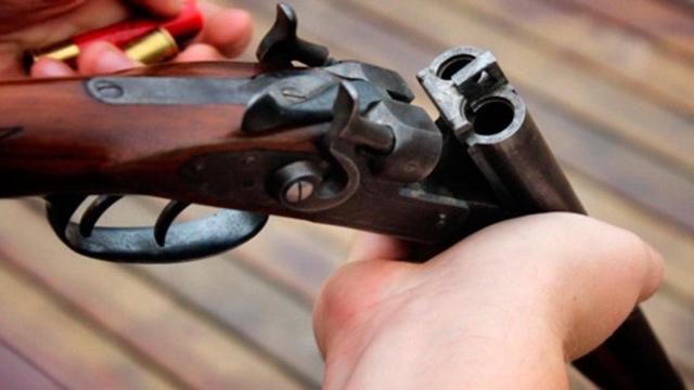 Persona cargando una escopeta / EFE