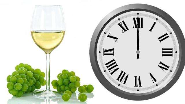 Un reloj marca la medianoche junto a las uvas y una copa de vino, como en las campanadas de Fin de Año / PIXABAY