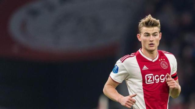 De Ligt jugando un partido con el Ajax / EFE