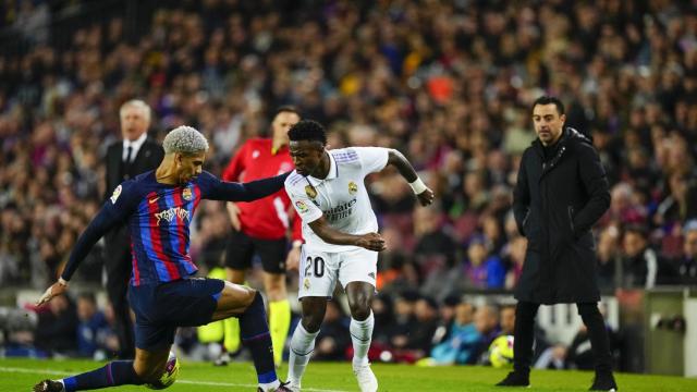 Ronald Araujo y Vinicius Jr, bajo la atenta mirada de Xavi y Ancelotti / EFE
